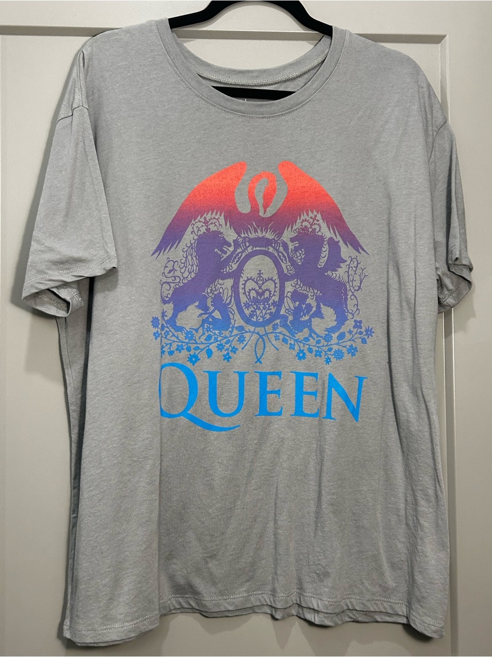 Time and Tru | Short-Sleeve Tee with Queen Graphic | Womenโs | Gray | XL